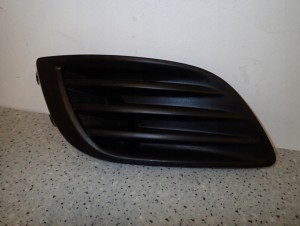 SUZUKI SWIFT MK7 10- ZAŚLEPKA HALOGENU KRATKA PRAWA