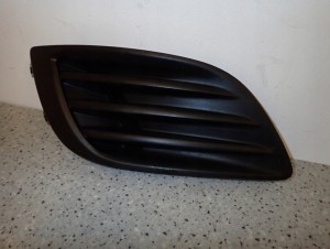 SUZUKI SWIFT MK7 10- ZAŚLEPKA HALOGENU KRATKA PRAWA 2/5 MINIATURA