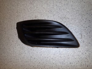 SUZUKI SWIFT MK7 10- ZAŚLEPKA HALOGENU KRATKA PRAWA 3/5 MINIATURA