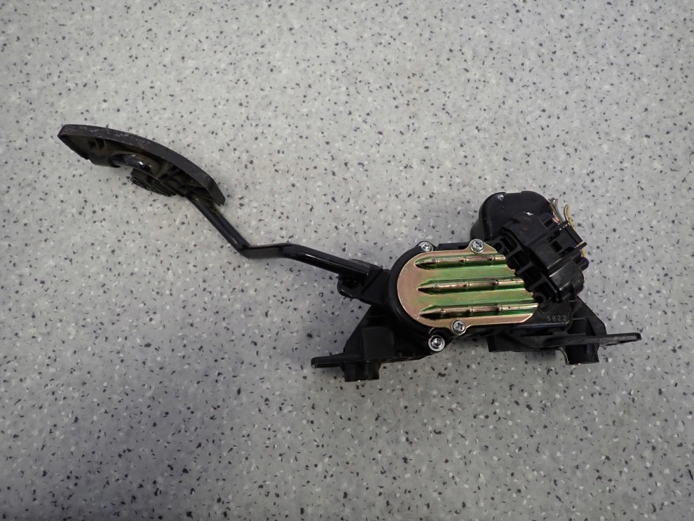 MITSUBISHI GRANDIS 2.0 DID 04-11 PEDAŁ GAZU 3/4