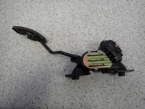MITSUBISHI GRANDIS 2.0 DID 04-11 PEDAŁ GAZU 3/4 MINIATURA
