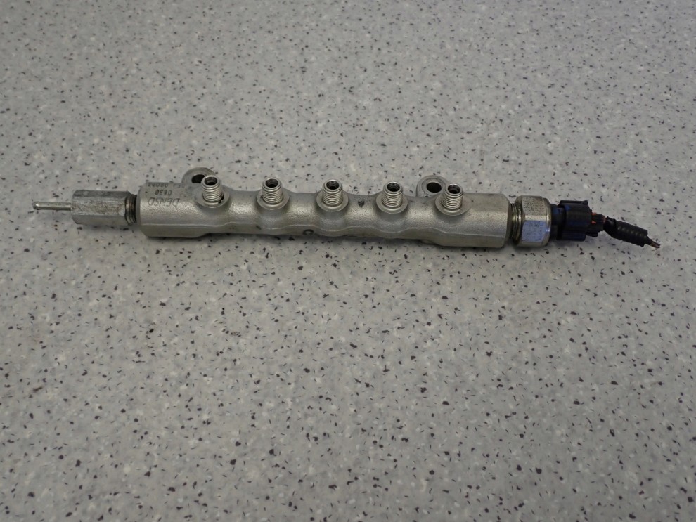 TOYOTA AVENSIS T25 06-08 COROLLA VERSO 07-09 2.0 D4D LISTWA WTRYSKOWA 3/7