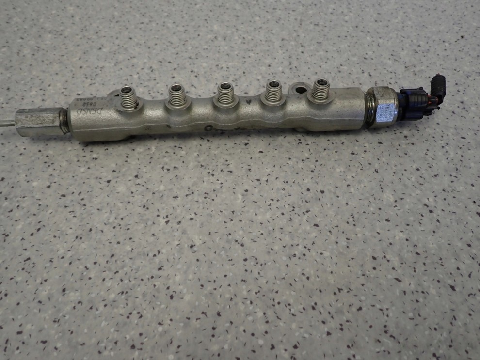 TOYOTA AVENSIS T25 06-08 COROLLA VERSO 07-09 2.0 D4D LISTWA WTRYSKOWA 7/7