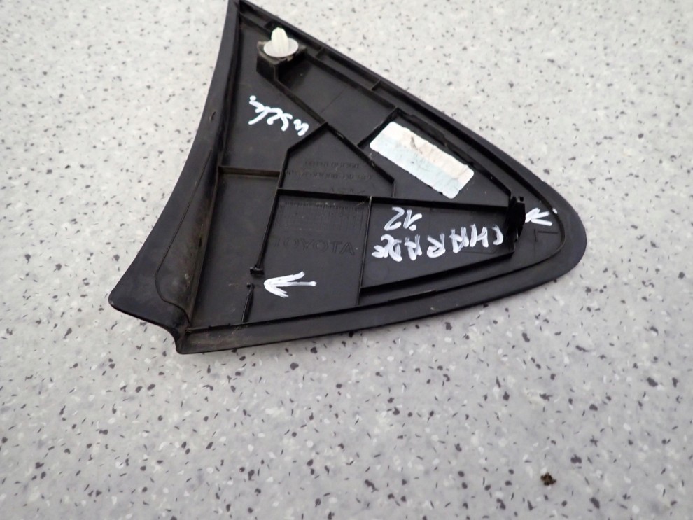 TOYOTA YARIS II 06- TRÓJKĄT PRZEDNI LEWY BŁOTNIKA ZAŚLEPKA 5/6