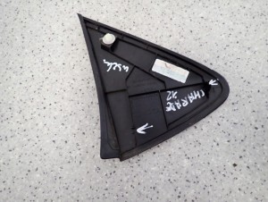 TOYOTA YARIS II 06- TRÓJKĄT PRZEDNI LEWY BŁOTNIKA ZAŚLEPKA 4/6 MINIATURA