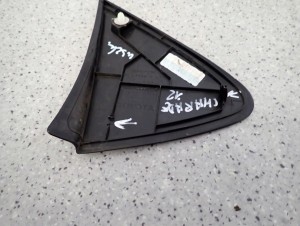 TOYOTA YARIS II 06- TRÓJKĄT PRZEDNI LEWY BŁOTNIKA ZAŚLEPKA 5/6 MINIATURA