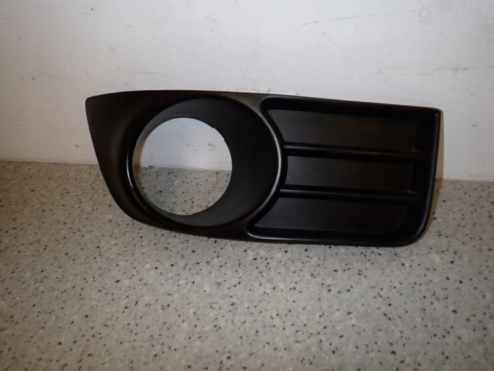SUZUKI SX4 06-09 KRATKA HALOGENU PRZEDNIA PRAWA 1/4