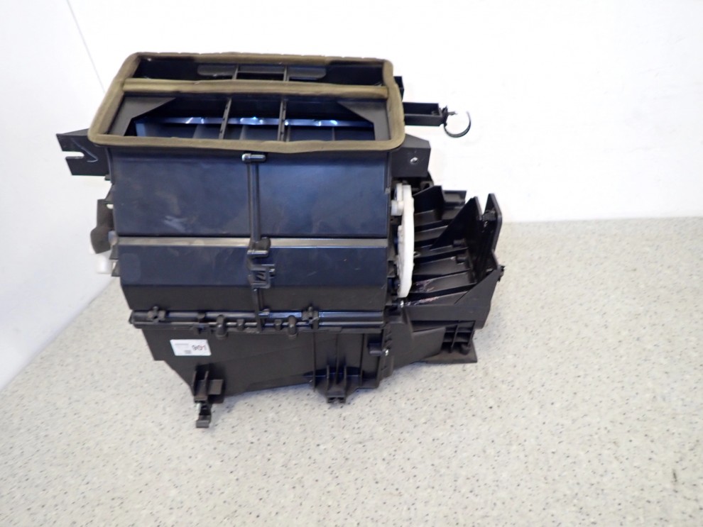 MITSUBISHI GRANDIS 03-11 OBUDOWA NAGRZEWNICY 4/8