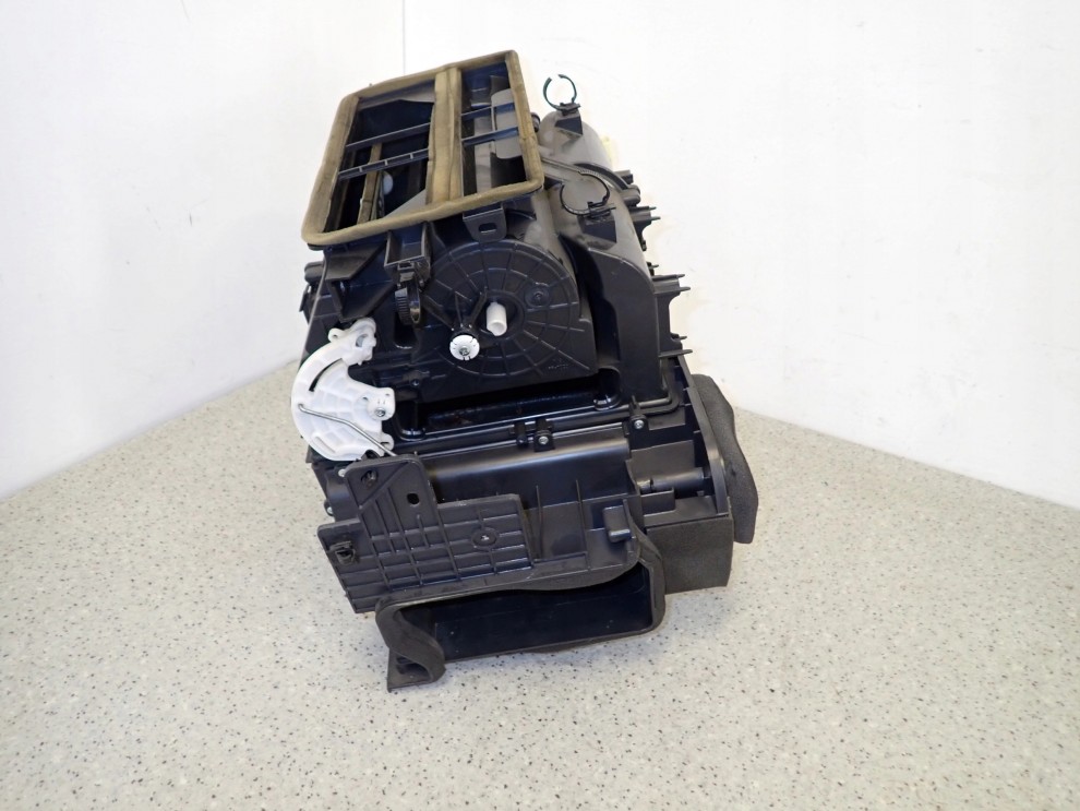 MITSUBISHI GRANDIS 03-11 OBUDOWA NAGRZEWNICY 5/8