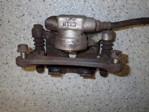MITSUBISHI GRANDIS 03-11 ZACISK HAMULCOWY TYLNY LEWY 5/6 MINIATURA