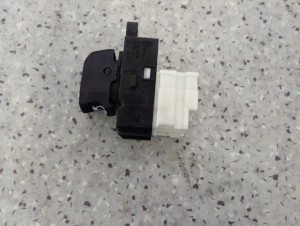 SUZUKI CELERIO 14-19 PRZEŁĄCZNIK SZYBY PRZEDNI PRAWY 4/5 MINIATURA