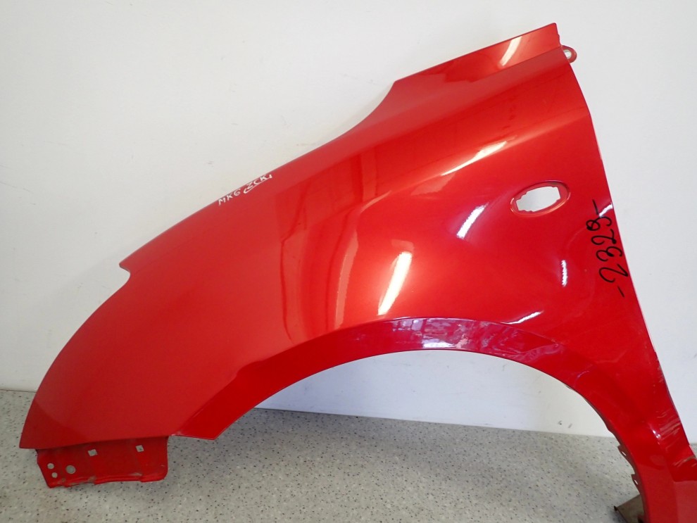 SUZUKI SWIFT MK6 05-09 BŁOTNIK PRZEDNI LEWY ZCK 8/15