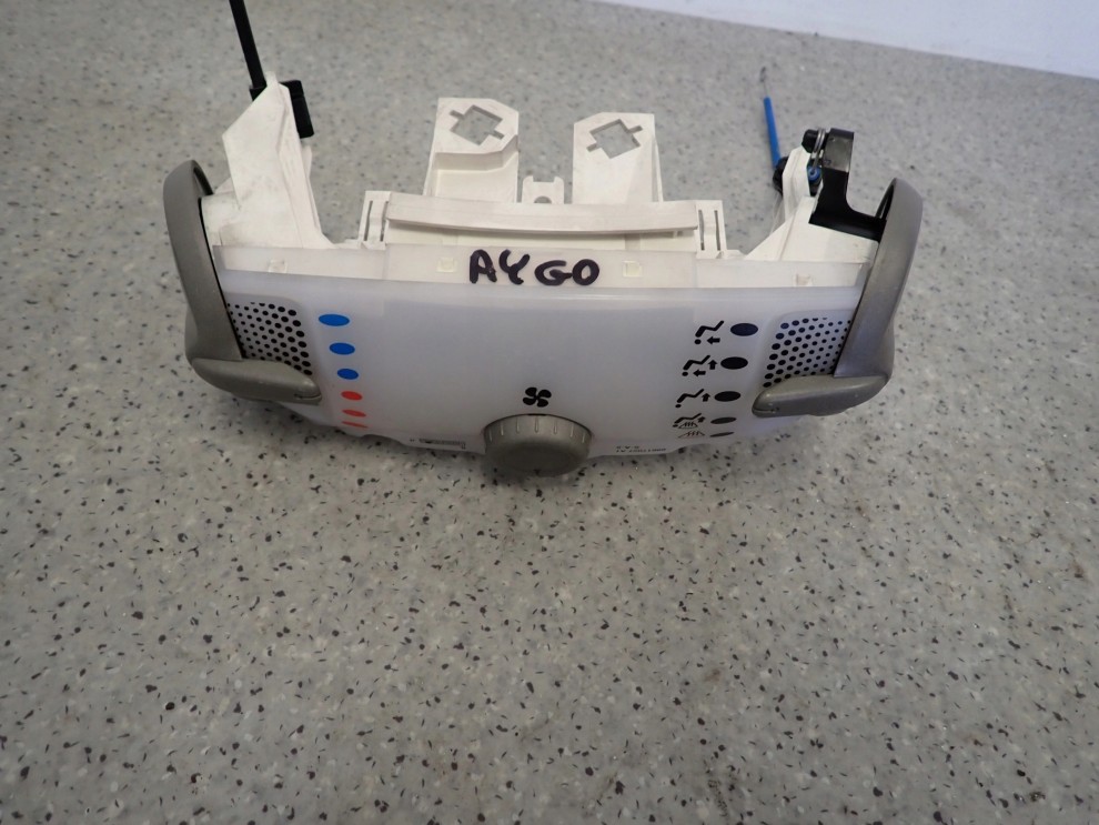 TOYOTA AYGO 06-12 PANEL KLIMATYZACJI 1/5