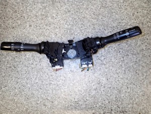 TOYOTA YARIS II 06-11 PRZEŁĄCZNIK ZESPOLONY ŚWIATEŁ WYCIERACZEK