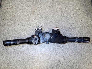 TOYOTA YARIS II 06-11 PRZEŁĄCZNIK ZESPOLONY ŚWIATEŁ WYCIERACZEK 2/6 MINIATURA