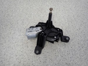 TOYOTA YARIS I 99-05 SILNICZEK WYCIERACZKI TYŁ WERSJA FRANCUSKA