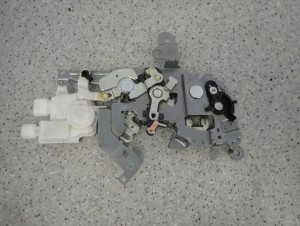 MAZDA 5 MAZDA5 05-SIŁOWNIK ZAMKA DRZWI TYLNYCH LEWYCH 5/7 MINIATURA