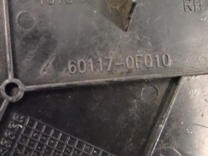 COROLLA VERSO 04-08 LISTWA ZAŚLEPKA BŁOTNIKA PRZEDNIA PRAWA TRÓJKĄT 5/5 MINIATURA