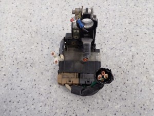 NISSAN NOTE E11 BENZYNA 06-11 KLEMA PLUSOWA 5/6 MINIATURA
