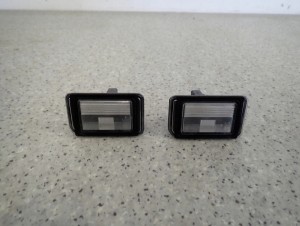 SUZUKI SWIFT MK7 10- LAMPKA OŚWIETLENIA TABLICY REJESTRACYJNEJ