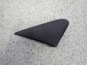 TOYOTA YARIS I 99-05 TRÓJKĄT ZAŚLEPKA BŁOTNIKA PRZEDNIA PRAWA