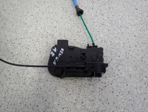 KIA VENGA 09- ZAMEK DRZWI TYLNY PRAWY 2/8 MINIATURA