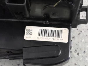 KIA VENGA 09- ZAMEK DRZWI TYLNY PRAWY 7/8 MINIATURA