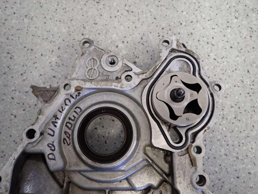 TOYOTA PREVIA AVENSIS VERSO 00-06 2.0 D4D POMPA OLEJU 2/6