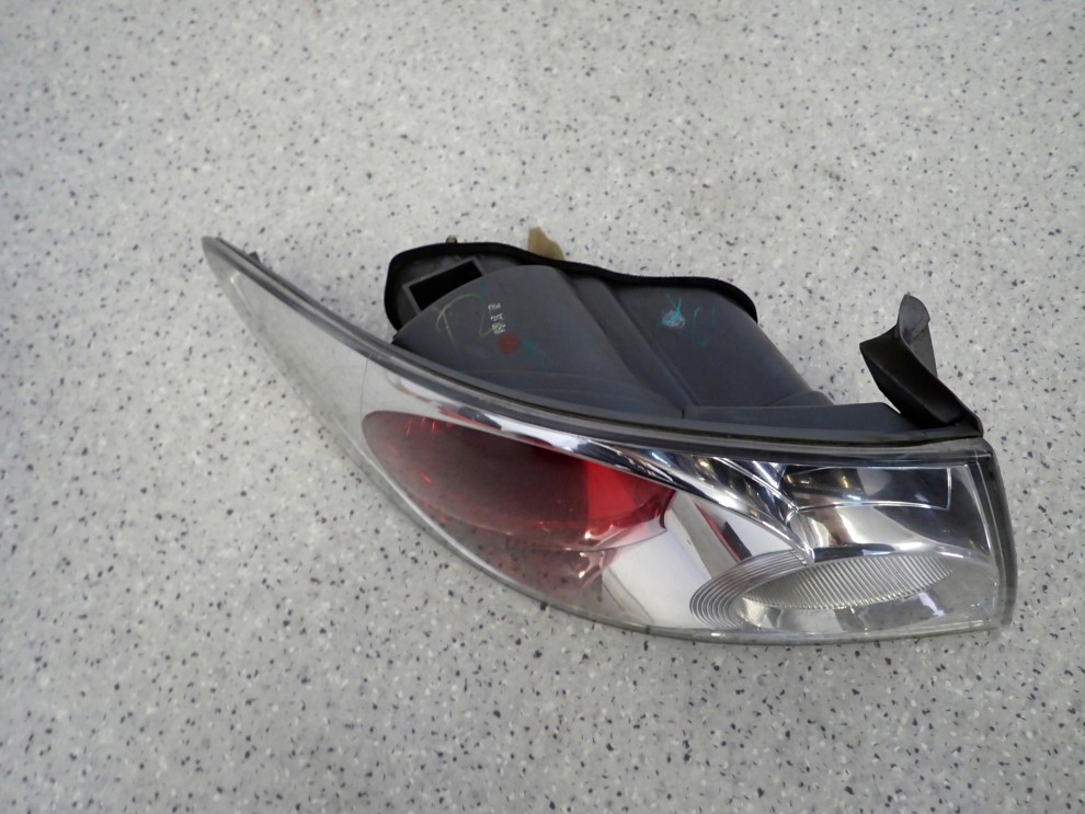 MAZDA 6 5d 02-05 LAMPA TYLNA LEWA ZEWNĘTRZNA 4/8