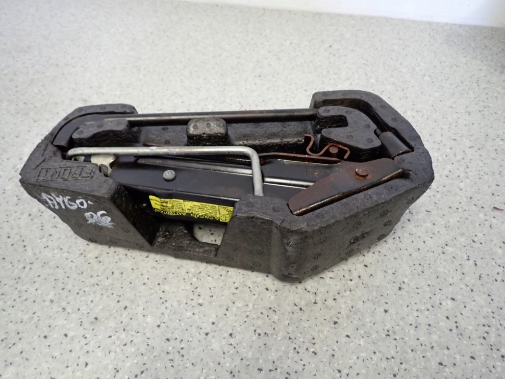 TOYOTA AYGO 05- PODNOŚNIK SAMCHODOWY KLUCZ DO KÓŁ STYROPIAN ZESTAW 1/7