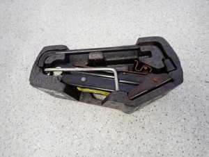 TOYOTA AYGO 05- PODNOŚNIK SAMCHODOWY KLUCZ DO KÓŁ STYROPIAN ZESTAW 2/7 MINIATURA