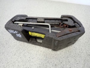 TOYOTA AYGO 05- PODNOŚNIK SAMCHODOWY KLUCZ DO KÓŁ STYROPIAN ZESTAW 3/7 MINIATURA