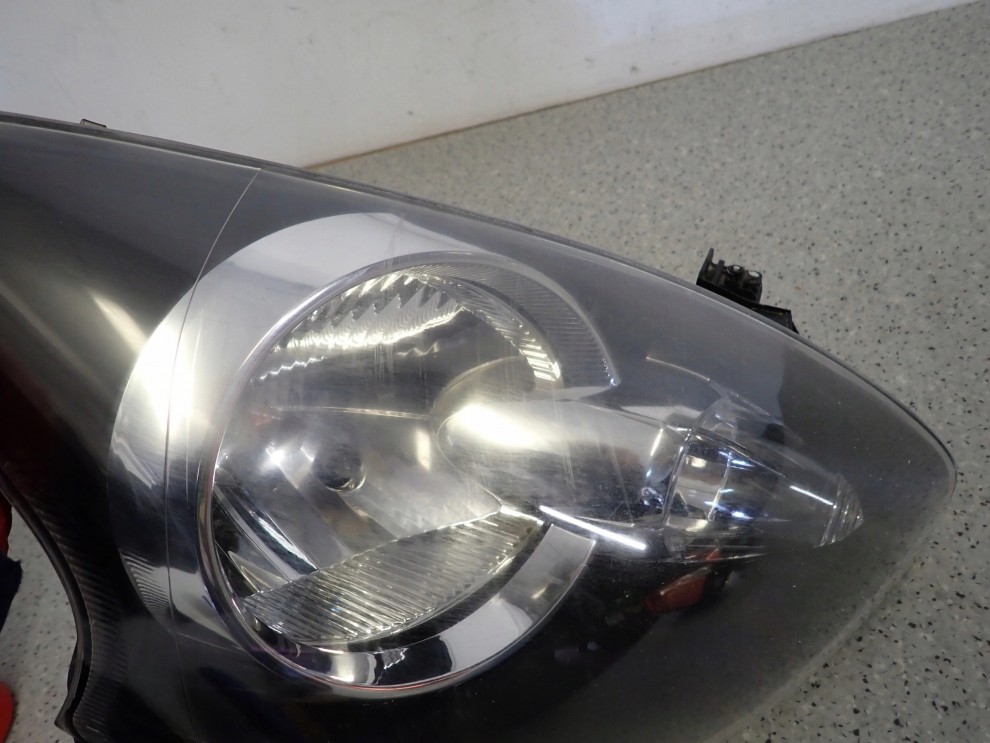 TOYOTA AYGO 06- REFLEKTOR PRAWY LAMPA PRZÓD PRAWA 8/11