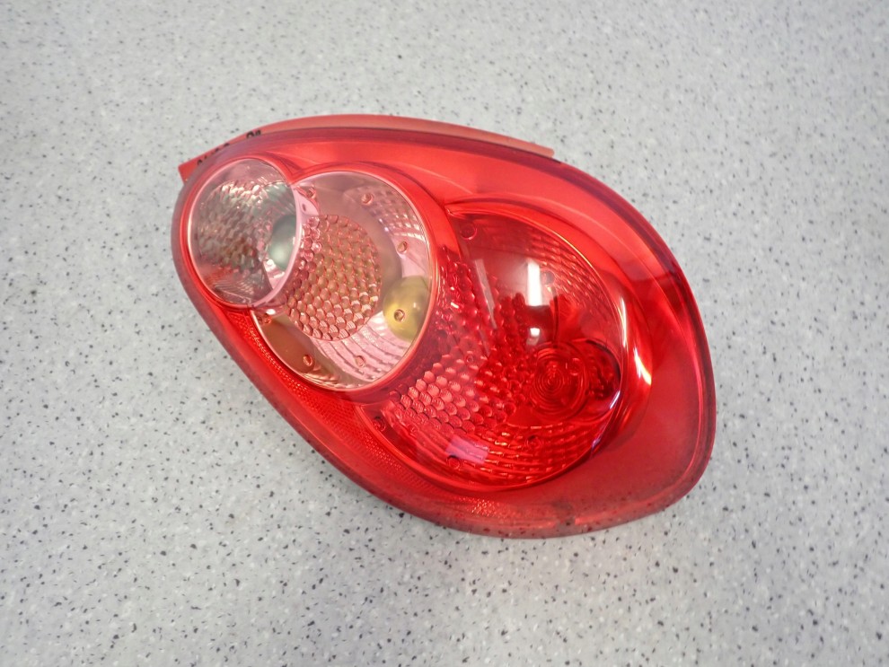 TOYOTA AYGO 06-09 LAMPA TYLNA LEWA 3/6