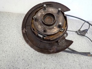 TOYOTA COROLLA VERSO 04- TARCZA KOTWICZNA PIASTA TYLNA PRAWA