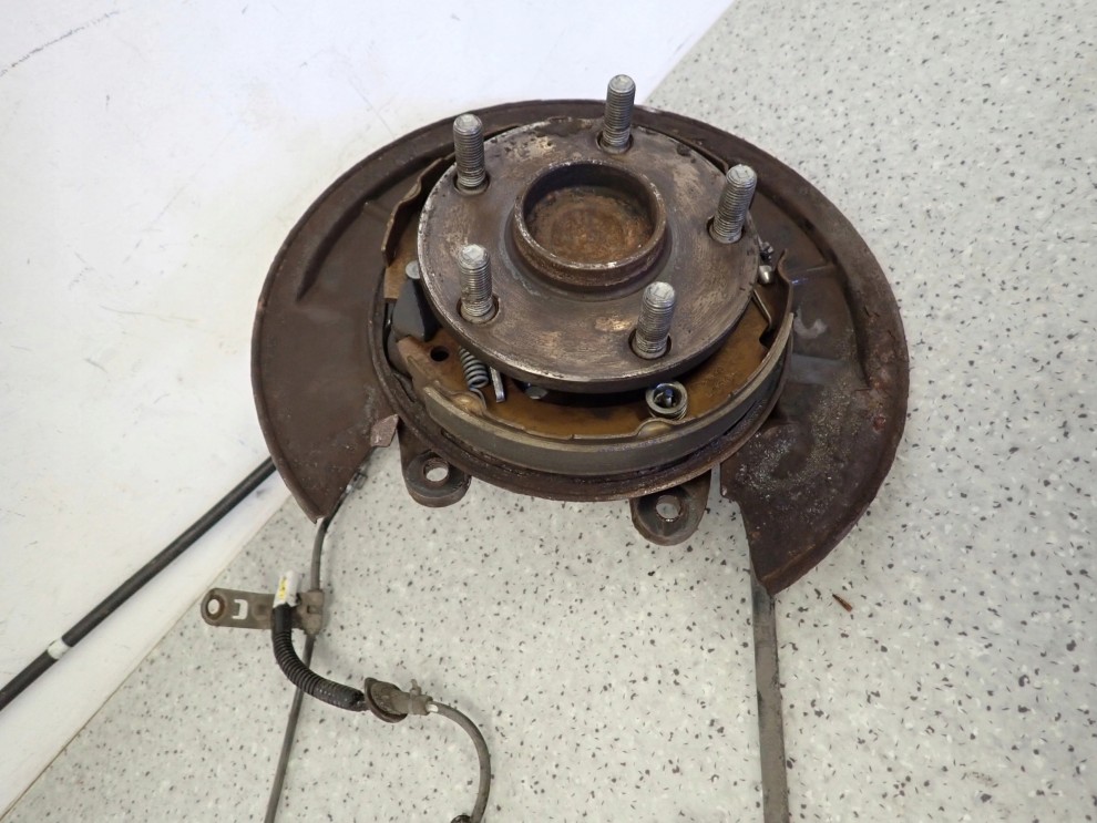 TOYOTA COROLLA VERSO 04- TARCZA KOTWICZNA PIASTA TYLNA LEWA 5/12