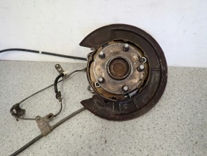 TOYOTA COROLLA VERSO 04- TARCZA KOTWICZNA PIASTA TYLNA LEWA