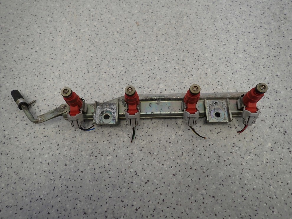 NISSAN ALMERA N16 TINO 1.8 03-06 LISTWA WTRYSKOWA WTRYSKIWACZE 2/4