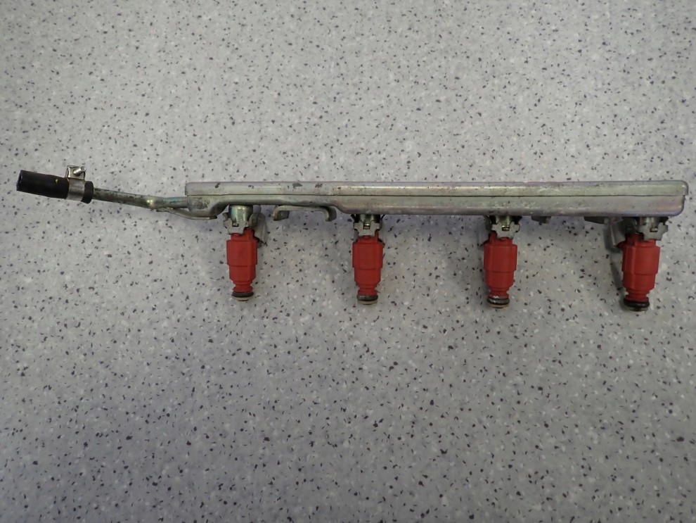 NISSAN ALMERA N16 TINO 1.8 03-06 LISTWA WTRYSKOWA WTRYSKIWACZE 3/4