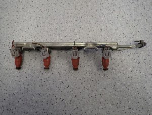 NISSAN ALMERA N16 TINO 1.8 03-06 LISTWA WTRYSKOWA WTRYSKIWACZE