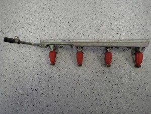 NISSAN ALMERA N16 TINO 1.8 03-06 LISTWA WTRYSKOWA WTRYSKIWACZE 3/4 MINIATURA