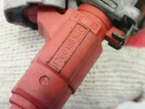 NISSAN ALMERA N16 TINO 1.8 03-06 LISTWA WTRYSKOWA WTRYSKIWACZE 4/4 MINIATURA