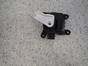 KIA RIO III 11-14 NASTAWNIK REGULATOR SILNICZEK KLAPEK NAGRZEWNICY 4/6 MINIATURA