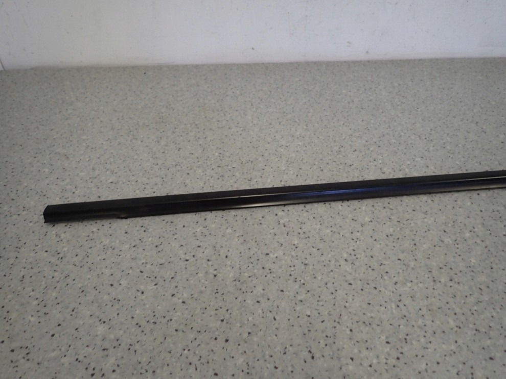 KIA RIO III 5D 11-14 LISTWA ZGARNIAJĄCA DRZWI PRZEDNIA LEWA 3/5