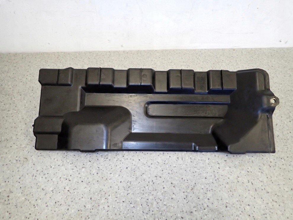 SUZUKI SWIFT MK6 1.3 04- KIEROWNICA POWIETRZA OSŁONA PLASTIK PASA PRZÓD 3/4