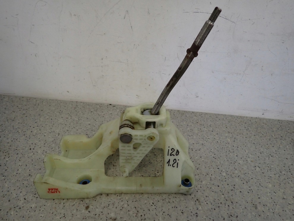 HYUNDAI i20 1.2i 08-12 LEWAREK ZMIANY BIEGÓW 3/6