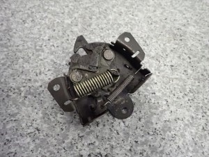 MITSUBISHI COLT 04-08 ZAMEK MASKI POKRYWY SILNIKA 5/5 MINIATURA