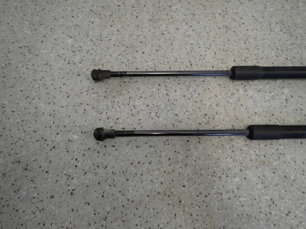 NISSAN NOTE E11 06-12 SIŁOWNIKI KLAPY BAGAŻNIKA KOMPLET 2/6