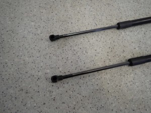 NISSAN NOTE E11 06-12 SIŁOWNIKI KLAPY BAGAŻNIKA KOMPLET 4/6 MINIATURA