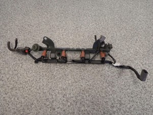 MAZDA 323 BJ 98-02 1.3 LISTWA WTRYSKOWA WTRSYKI